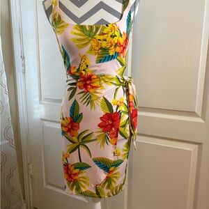 BAR III tropical faux wrap mini dress
In excellent used condition. Size small.